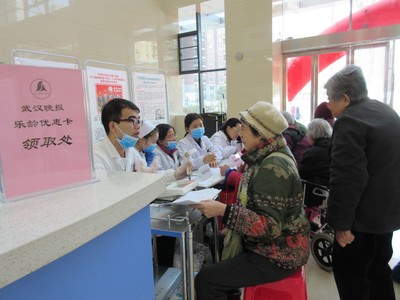 樂齡同行，健康相伴——市六醫院攜手晚報俱樂部為老人送上冬日暖陽